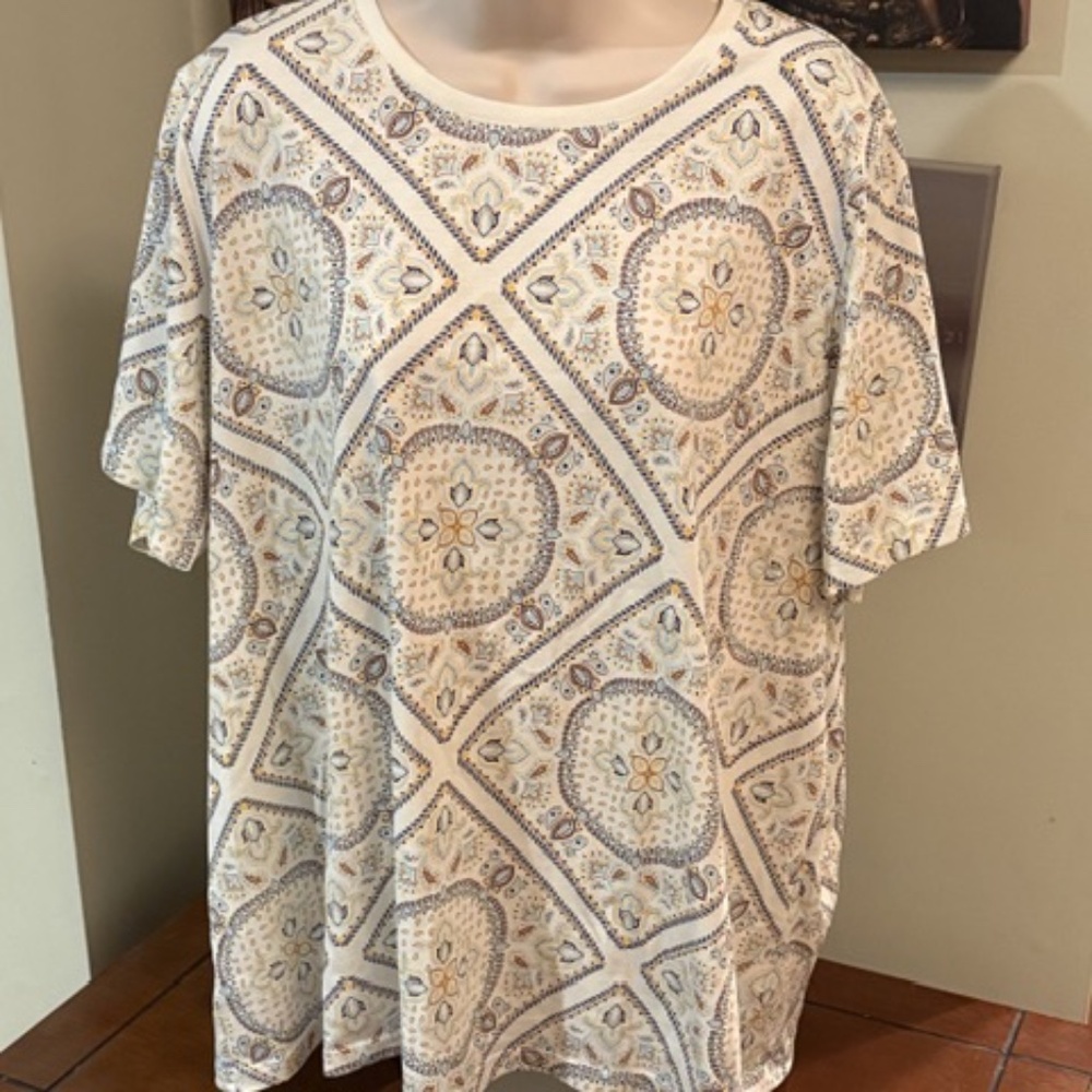 Lands’ End Cream colored with lt blue, gold & brown pattern   T-shirt 2X